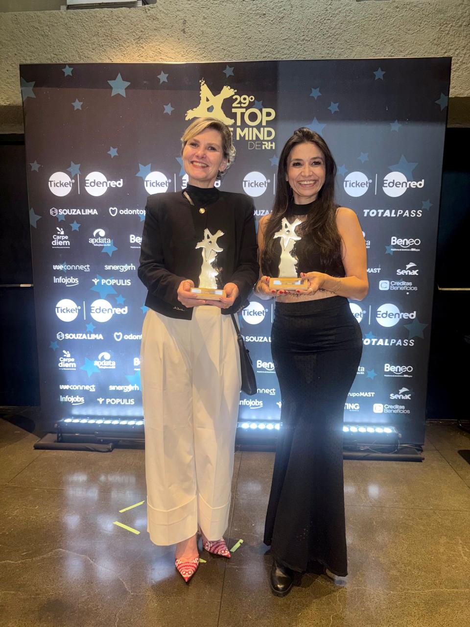Representantes da SinergyRH com os troféus do 29º Top of Mind de RH