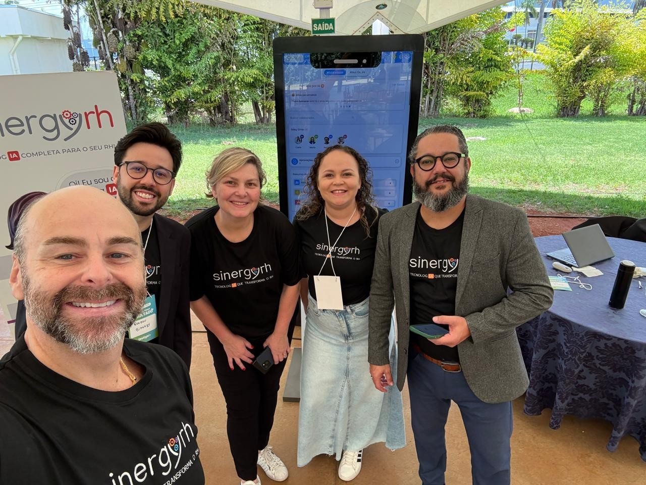 Colaboradores da SinergyRH participando de encontro e evento corporativo